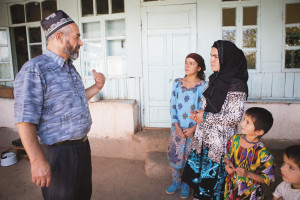 Faizuddin Halimov (vas.) ryhtyi vapaaehtoiseksi terveysvalistajaksi kymmenen vuotta sitten.