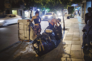 Avigail Figueroa och hennes farmor Isolina Silva plockar ut det återvinningsbara ur hushållssoporna som de boende i den flotta stadsdelen Palermo ställer i högar på trottoaren. Nästa dag sorterar Silva det insamlade materialet framför sitt hus i förorten Fiorito en timme bort. Vitt papper är lönsammast, för det betalas uppåt 20 per kilo. Glasflaskor är sämst: de tar mycket plats, har ett lågt kilopris och det är lätt att skada sig på dem.