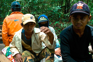På patrullen ertappar även aktivisterna i Prey Lang -nätverket en traktor med yngre skogshuggare. Gömd i en säck på flaket hittar man en motorsåg som konfiskeras.