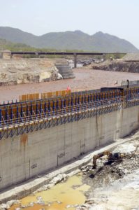 Grand Renaissance -vesivoimala, Etiopia Etiopian energiaohjelman kulmakivi on jättimäinen pato Sinisen Niilin varressa lähellä Sudanin rajaa. Ensi vuonna valmistuvan padon betonivalli on 1 800 metriä pitkä ja kohoaa 175 metrin korkeuteen. Voimalan nimellisteho on 6 000 megawattia, mikä yli kaksinkertaistaa Etiopian sähköntuotannon. Vesivoimala vahvistaa Etopian talouskasvua. Patohanke on kuitenkin kiristänyt suhteita erityisesti Egyptiin, jonka maatalous perustuu kasteluun. Arvostelijoiden mukaan voimala on ylimitoitettu suhteessa Niilin virtaukseen ja saattaa vähentää vedensaantia joen alajuoksulla. William Lloyd George/Lehtikuva/AFP