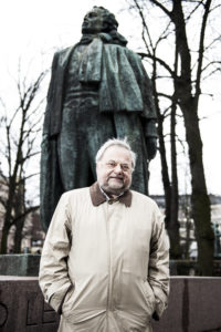 Eino Leinon patsaan edessä Helsingin Esplanadin puistossa kokoontui 1970-luvulla usein aktivistien joukko, joka protestoi muun muassa Vietnamin sotaa vastaan.