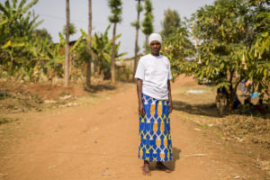 Madolene Nyirabagenzi auttaa naisia hakemaan oikeutta maakiistoissa.