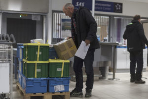 Åsmund Asdal vastaanottaa siemenlaatikoita Svalbardin lentokentällä.