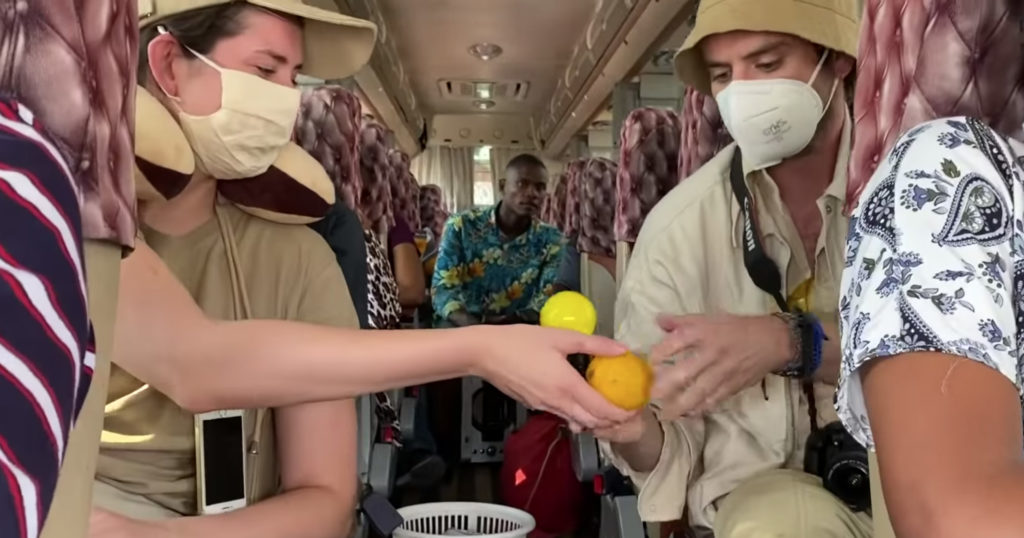 Ruutukaappaus videolta, jossa taideteosta kuljetetaan Tansaniassa bussissa