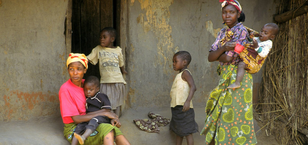 Vainess Phiri perheineen Itä-Sambian Katetessa