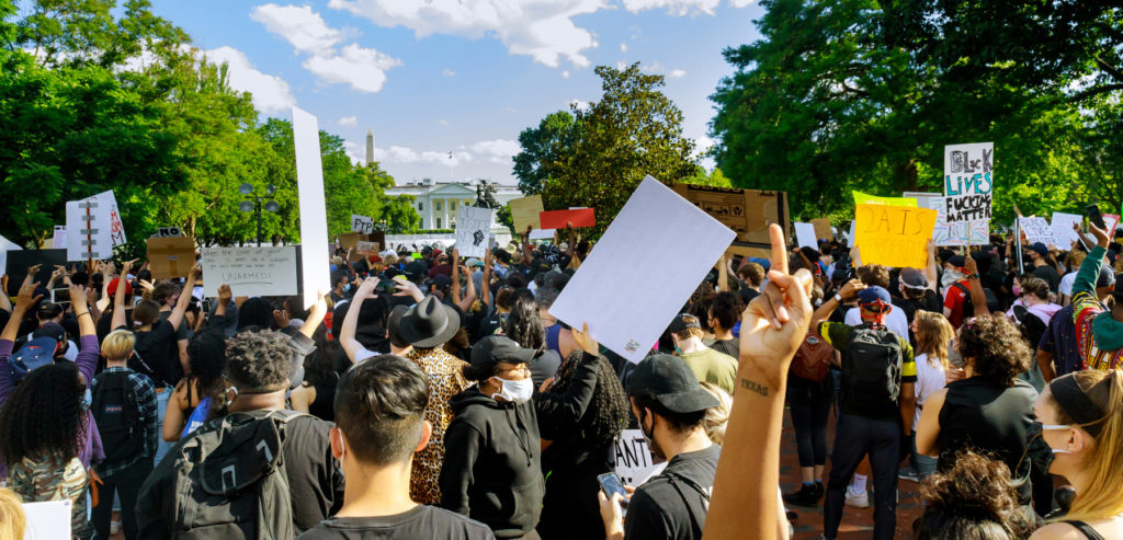 Joukko Black LIves Matter -mielenosoittajia kuvattuna takaapäin Valkoisen talon edustalla