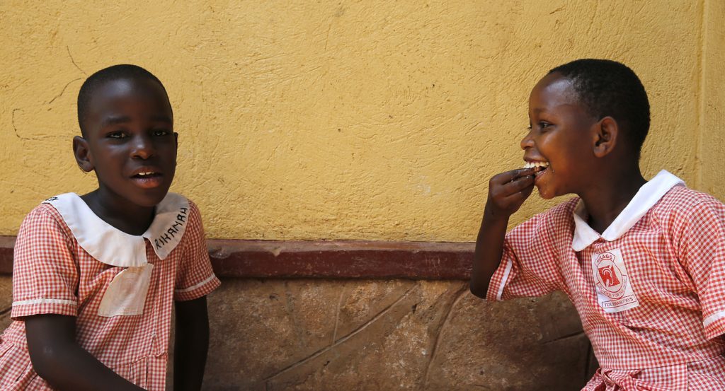 Kaksi ugandalaista koulutyttöä