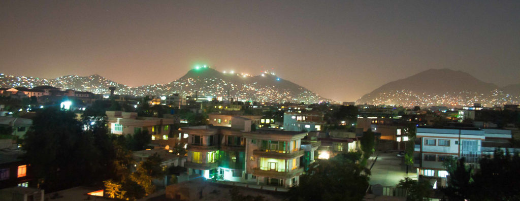 Kuvituskuva, jossa öinen kaupunkimaisema Kabulista.