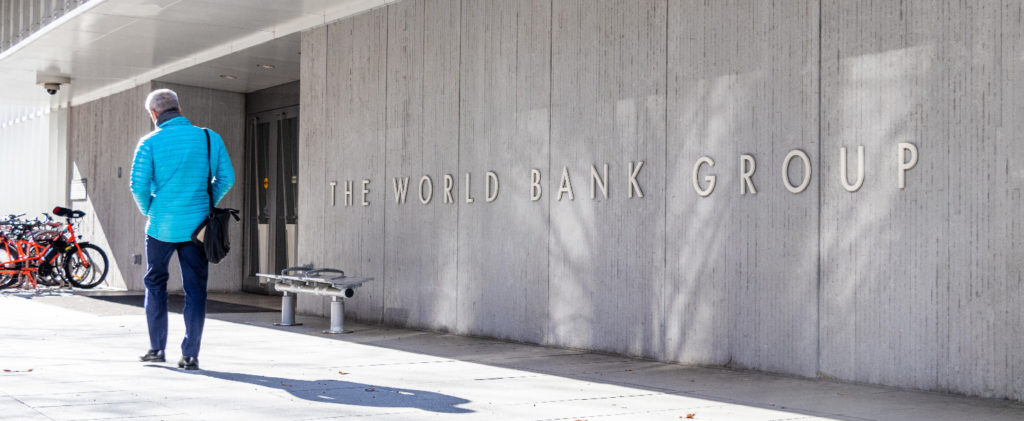 Mies kävelee Maailmanpankin päämajan edustalla.
