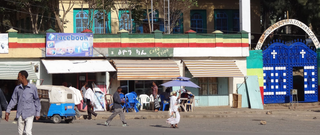 Katunäkymä Etiopian Gondarin kaupungista. Kaupan yläpuolella Facebookin mainos