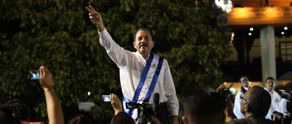 Daniel Ortega tuulettaa yleisön edessä