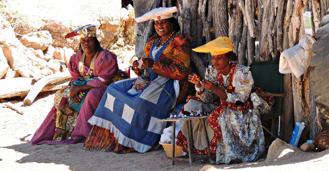 Herero-kansan naisia värikkäissä perinneasuissa