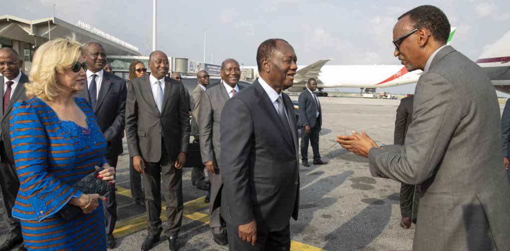 Norsunluurannikon presidentti Alassane Ouattara tapaa Ruandan Paul Kagamen lentokentällä