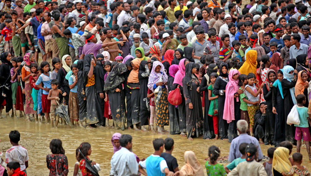 Rohingapakolaiset odottavat ruoka-avun saamista Bangladeshissa Cox's Bazarin pakolaisleirillä.