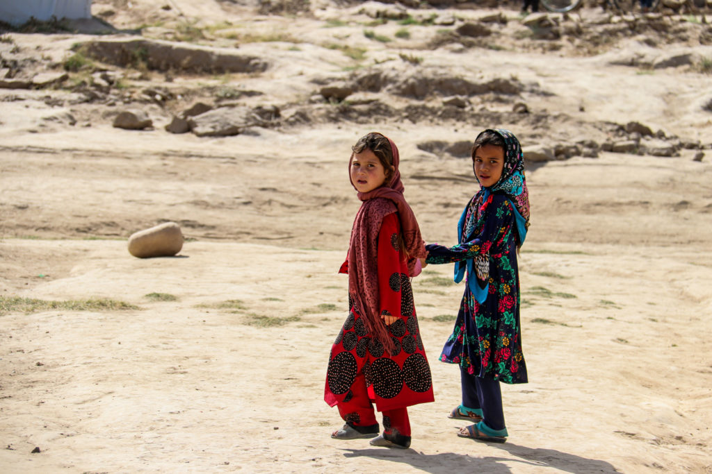 Kaksi tyttöä katsoo kohti kameraa Afganistanissa. 