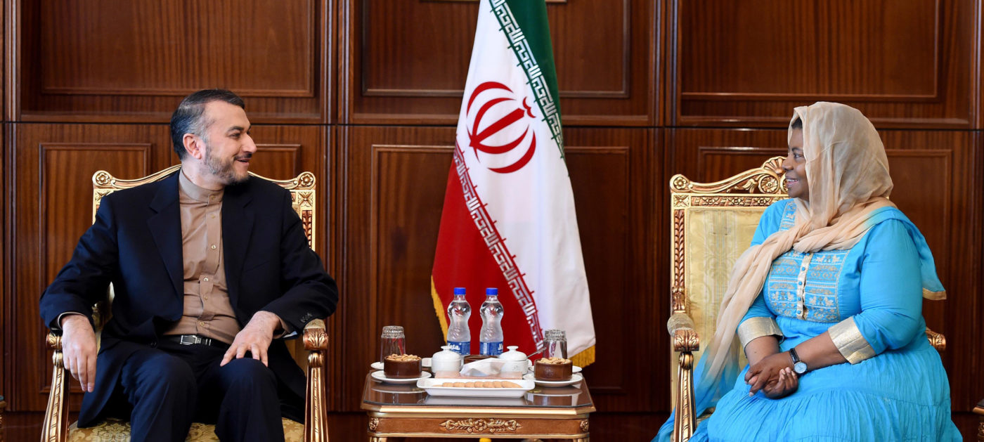 Etelä-Afrikan ja Iranin varaministerit Nomaindiya Mfeketo ja Amir Abdollahian istuvat ja hymyilevät toisilleen.
