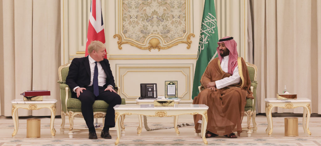 Boris Johnson ja Mohammed bin Salman katsovat toisiaan pöydän yli