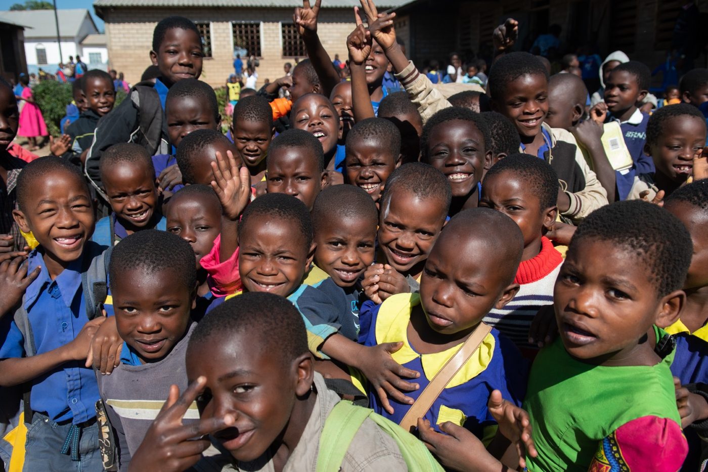 Iloisia koululaisia Malawissa.