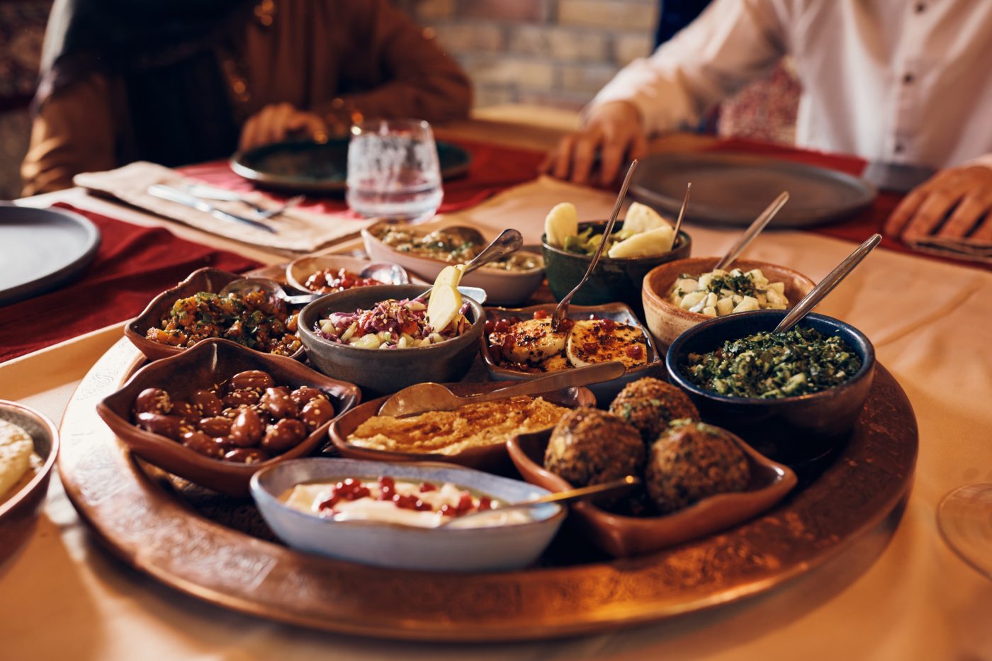 Pöytä, jolle on katettu arabialaista ruokaa.
