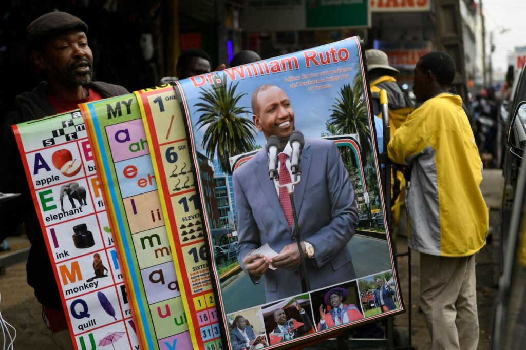 Kenian presidentin juliste myynnissä katokojussa.