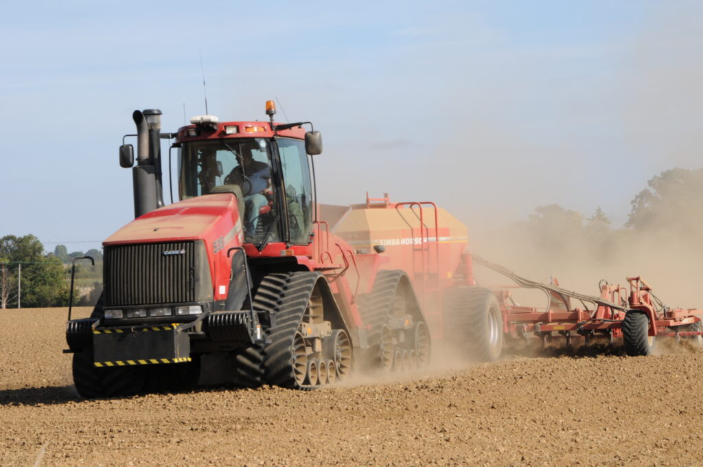 Traktorilla kynnetään peltoa.