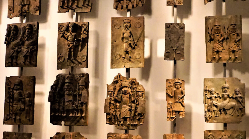 Pronssitauluja ripustettuina vieri viereen British Museumin pysyvässä näyttelyssä.