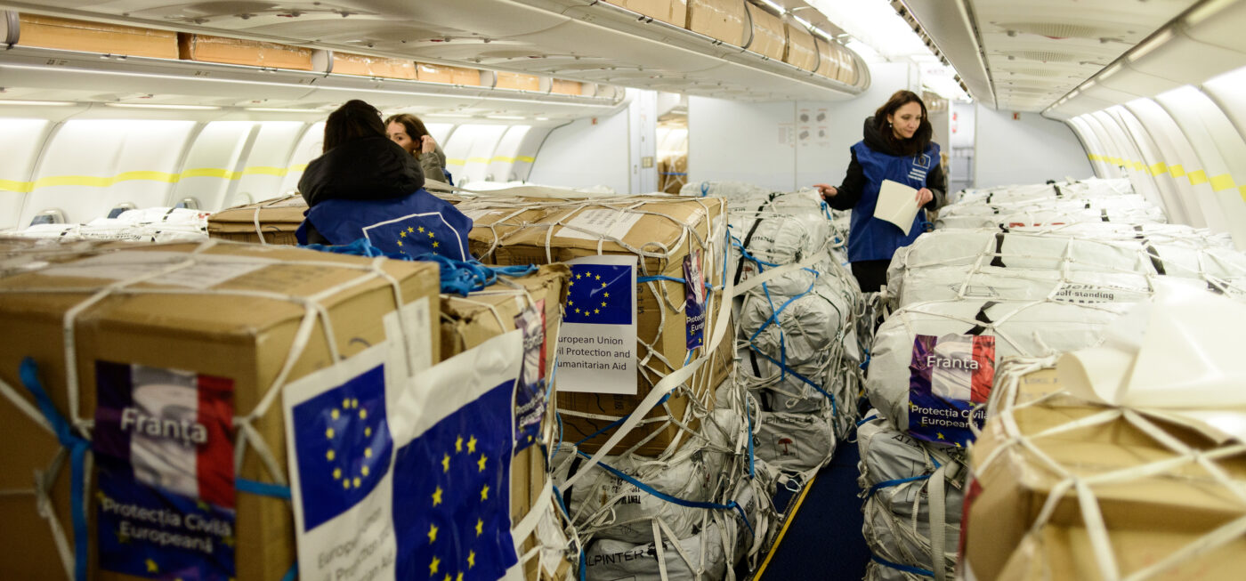 EU:n avustustyöntekijöitä lentokoneessa, joka on täynnä avustustarvikkeita Ukrainaan