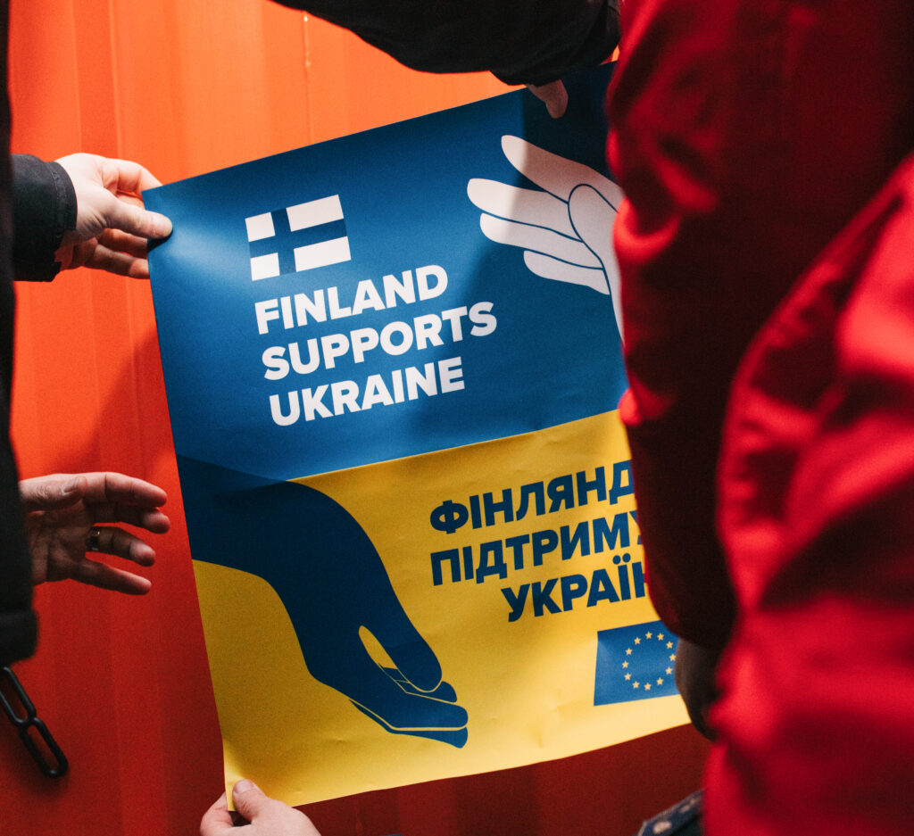 Suomi tukee Ukrainaa -julistetta piteleviä käsiä.