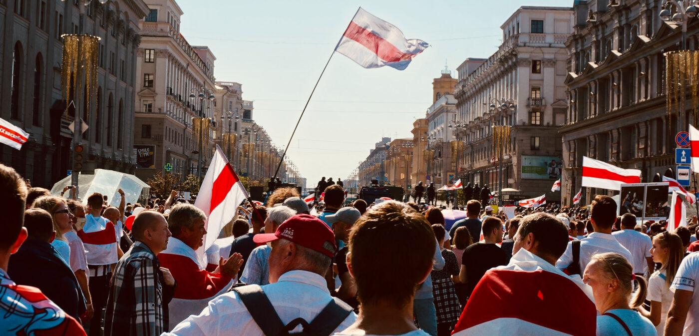 Mielenosoittajia lippujen kanssa Minskin kaduilla.