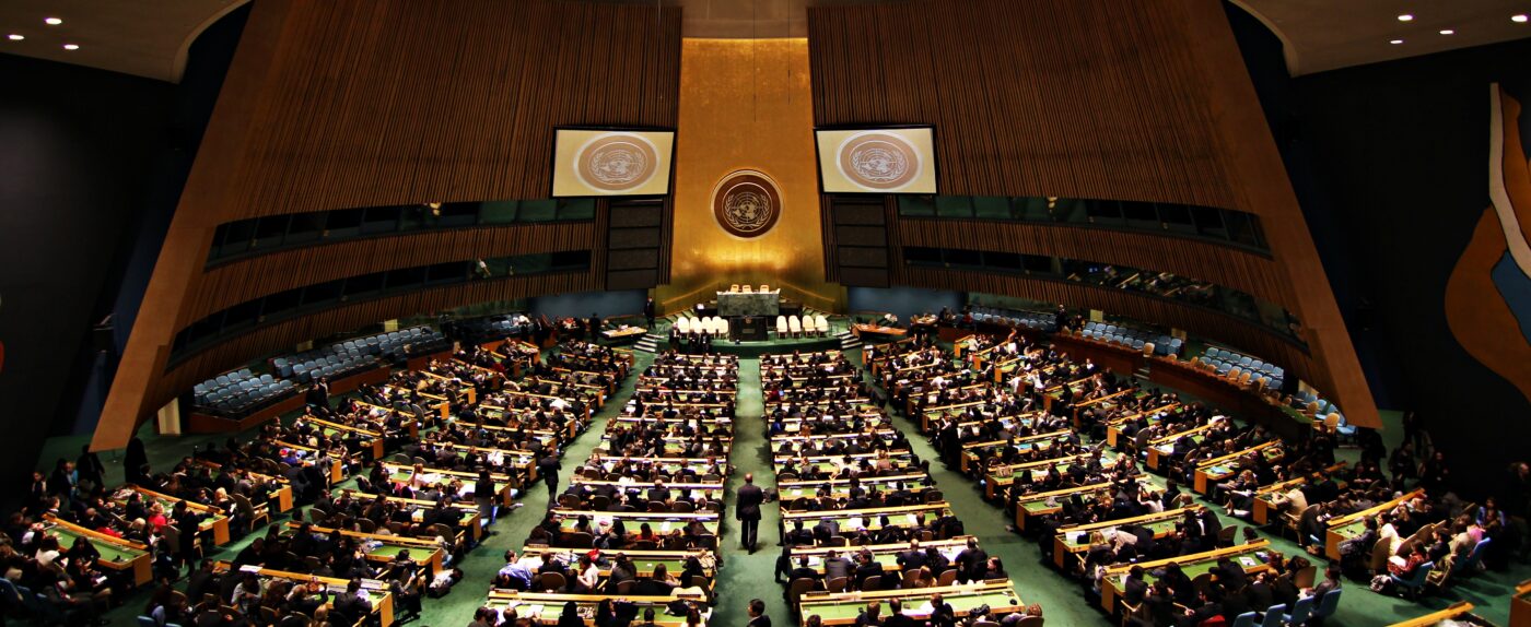 Kuvituskuva YK:n suuresta salista.