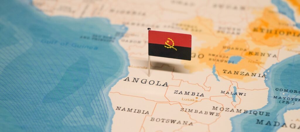 Piirroskuvassa on Afrikan kartta, Angola merkitty lipulla